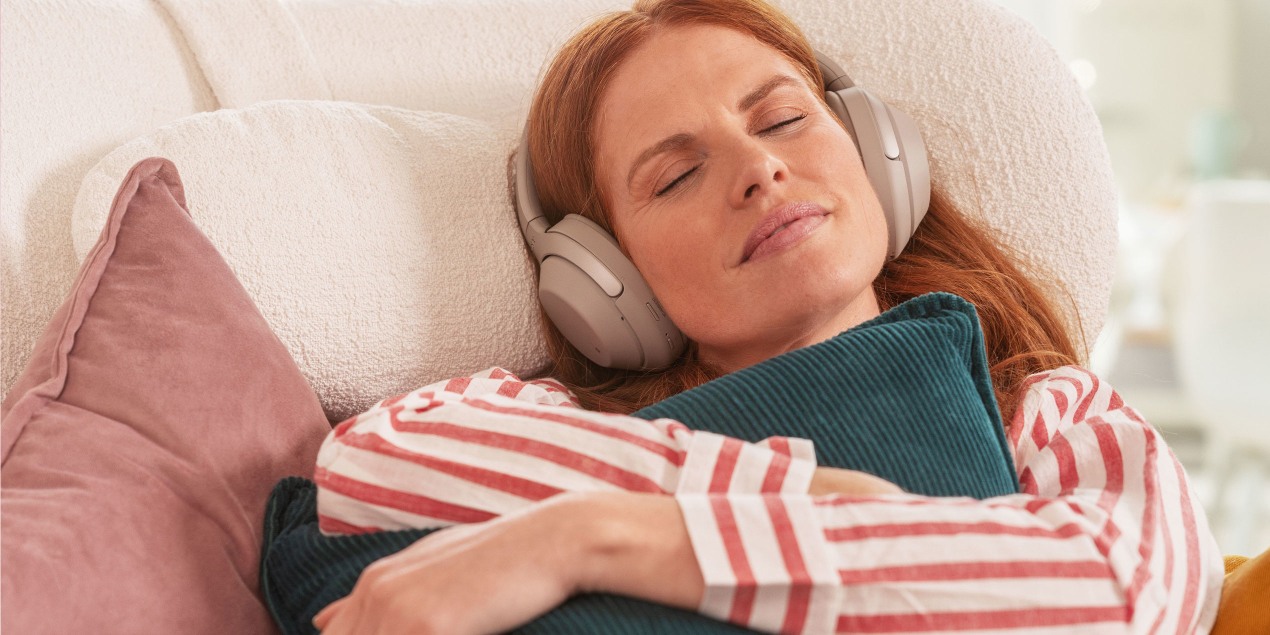 Frau genießt Wärme des HK 77 Wärmekissen