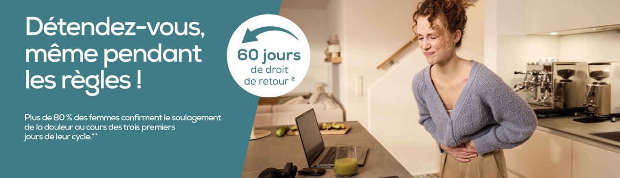 Visuel promotionnel turquoise indiquant « Détendez-vous, même pendant les règles ! ». Une femme se tient le ventre dans une cuisine. Mention : 60 jours de droit de retour et 15 % de réduction supplémentaire du 02.03.2026 au 31.03.2026.