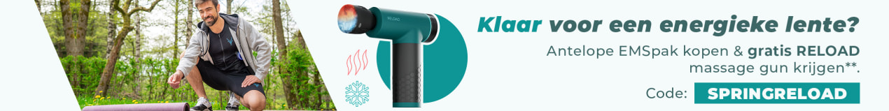 Een sportieve man en een vrouw zijn buiten in de natuur aan het sporten. Ze dragen het EMS-pak van Antelope. Op de afbeelding staat: “Ontvang de Antelope RELOAD Massage Gun gratis bij aankoop van een EMS-pak met de code SPRINGRELOAD.”