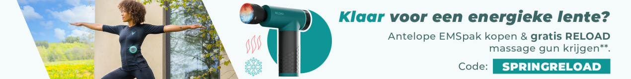 Een sportieve man en een vrouw zijn buiten in de natuur aan het sporten. Ze dragen het EMS-pak van Antelope. Op de afbeelding staat: “Ontvang de Antelope RELOAD Massage Gun gratis bij aankoop van een EMS-pak met de code SPRINGRELOAD.”