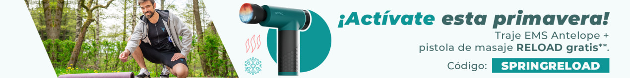 Un hombre deportivo y una mujer están haciendo deporte al aire libre, en la naturaleza. Llevan el traje EMS de Antelope. En la imagen se lee: “Consigue la pistola de masaje Antelope RELOAD gratis al comprar un traje EMS con el código SPRINGRELOAD.”