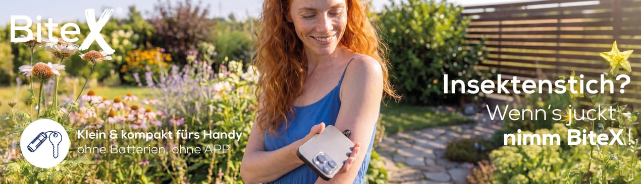 „BiteX“: Zwei Personen feiern abends im Freien vor einer Lichterkette, eine hält ein Smartphone mit kleinem Gadget; links Logo und Icon, daneben der Text „Klein & kompakt fürs Handy – ohne Batterien, ohne APP“, rechts groß „Insektenstich? Wenn’s juckt – nimm BiteX!“