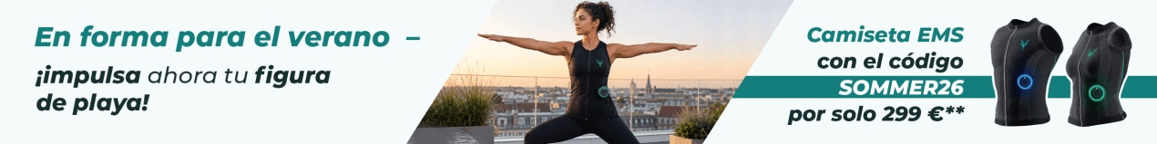 Una mujer practica yoga mientras lleva una camiseta EMS de Antelope. En la imagen se lee: "En forma para el verano – ¡impulsa ahora tu figura de playa! Camiseta EMS con el código SOMMER26 por solo 299 €**"