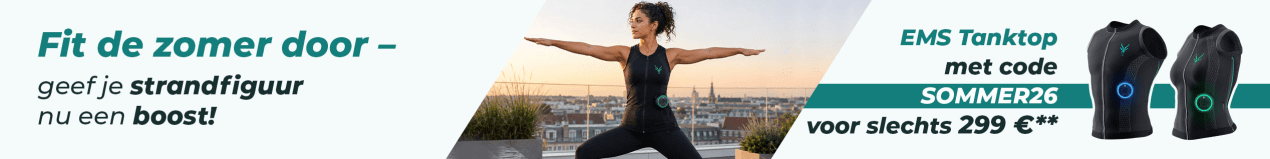 Een vrouw doet yoga terwijl ze een EMS Tanktop van Antelope draagt. Op de afbeelding staat: "Fit de zomer door – geef je strandfiguur nu een boost! EMS Tanktop met code SOMMER26 voor slechts 299 €**"