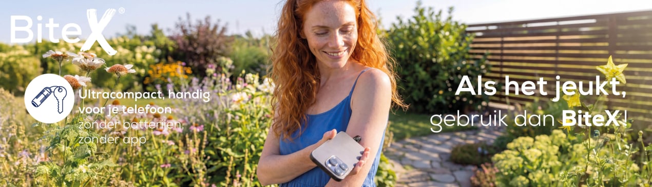 „BiteX“: Twee mensen vieren ’s avonds buiten feest voor een lichtslinger; één van hen houdt een smartphone met een klein apparaatje vast; links het logo en het pictogram, daarnaast de tekst „Klein en compact voor op je mobiel – zonder batterijen, zonder app“, rechts in grote letters „Insectenbeet? Als het jeukt – gebruik BiteX!“