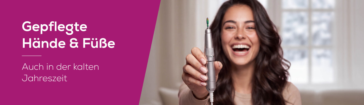Werbe-Banner mit einer lachenden Frau, die ein elektrisches Nagelpflegegerät hält. Auf der linken Seite steht der Text: 'Nagelpflege wie aus dem Studio. Ganz ohne Stress.