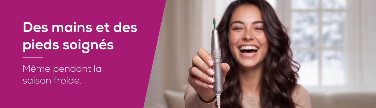 Bannière publicitaire représentant une femme souriante tenant un appareil électrique de soin des ongles. À gauche, on peut lire : « Un soin des ongles digne d'un salon de beauté. Sans aucun stress. »