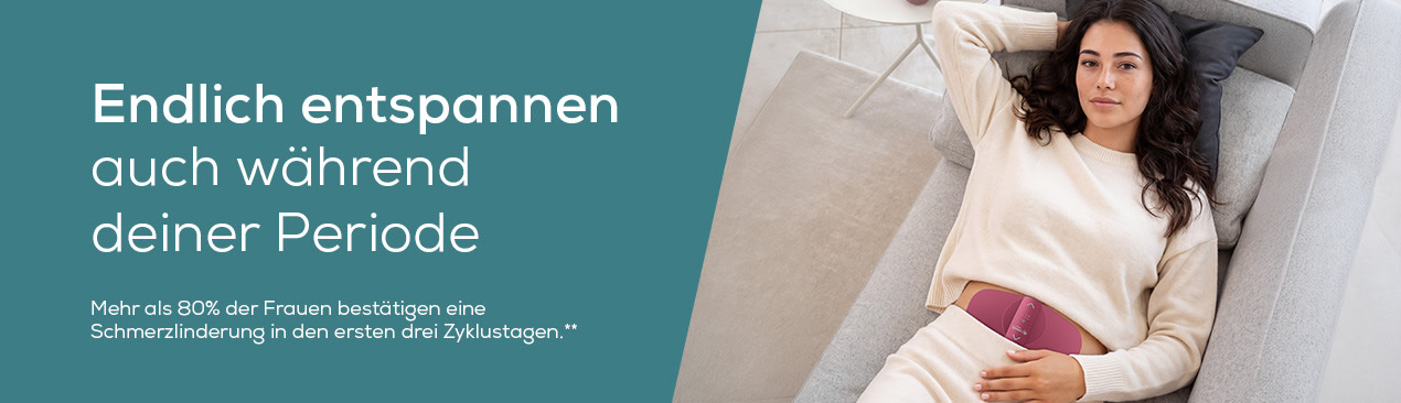 Beurer Mensutral Relax Landingpage Header-Banner mit einer Frau, die das Menstrual Relax auf dem Sofa nutzt