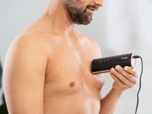 Un homme s'épile la poitrine avec l'IPL 7800 de Beurer