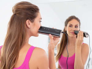 Une femme s'épile le visage avec l'IPL 7800 de Beurer