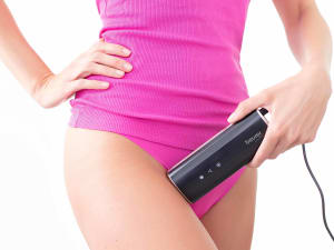 Une femme s'épile le maillot avec l'IPL 7800 de Beurer