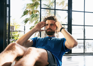 Junger Mann macht Sportübungen