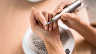 Frau fräst ihre Nägel mit der Maniküre-/Pedikürestation MP 200