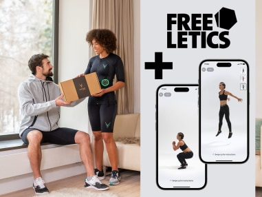 Ein Mann in EMS-Trainingsklamotten überreicht an eine junge Frau, die ebenfalls mit einem EMS-Anzug bekleidet ist, ein Paket von Antelope. Neben ihnen sieht man das Freeletics-Logo mit zwei App Screens.