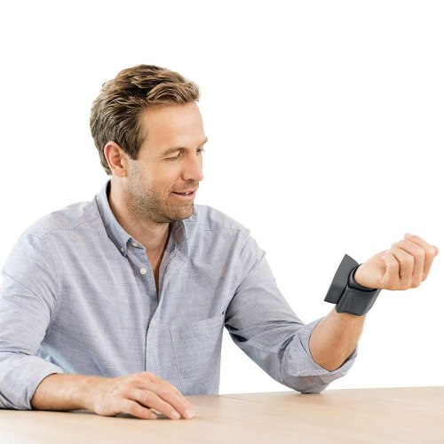 Mann misst Blutdruck mit Beurer BM 27 am Esstisch