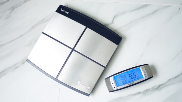 Balance de diagnostic posée sur le sol à côté de la pièce à main amovible