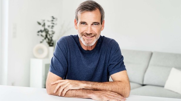 Mężczyzna mierzy ciśnienie krwi za pomocą ciśnieniomierza Beurer BM 38