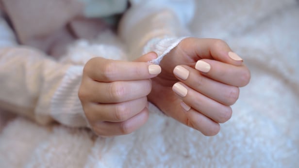 Mani con unghie laccate