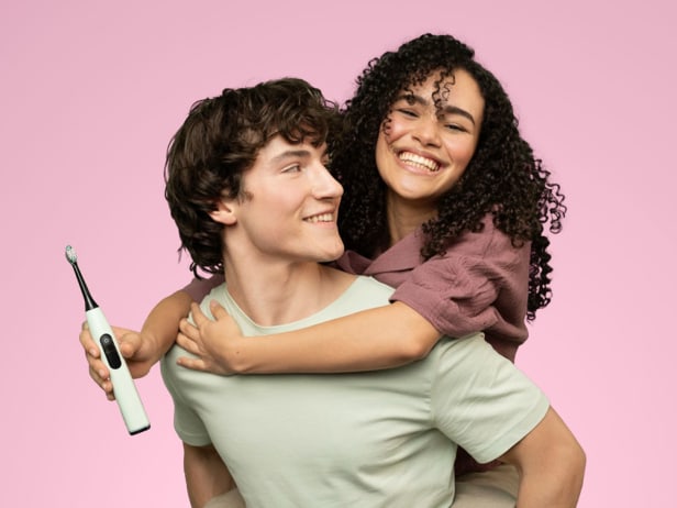 Junges Paar mit SC 50 Schallzahnbürste von Beurer Junges Paar mit SC 50 Schallzahnbürste im Bad