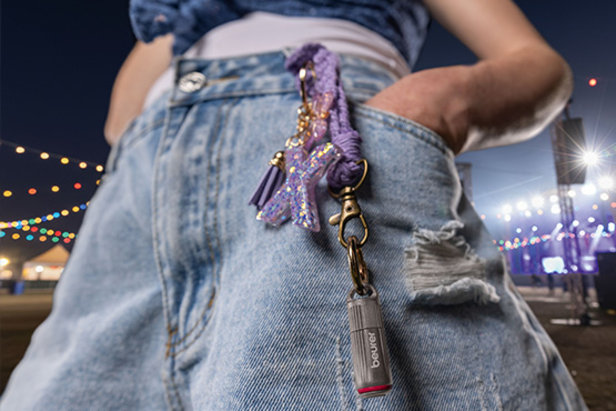 Bite X Insektenstichheiler hängt an Jeans