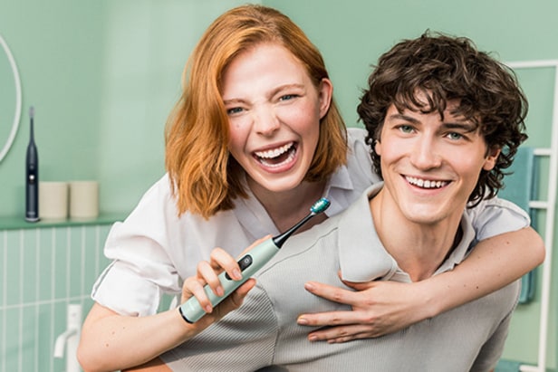 Junges Paar mit SC 50 Dental Care Schallzahnbürste