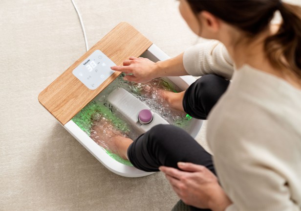 Frau nutzt Beurer FB 65 Fußbad zur Fußpflege und Entspannung