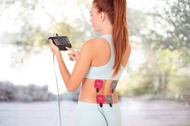 Frau zeigt älterem Mann die Funktionen der Gardia-App Frau zeigt älterem Mann die Funktionen der Gardia-App auf dem Smartphone