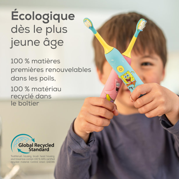 Enfant avec deux brosses à dents Brosses à dents pour enfants Beurer SC 11 respectueuses de l’environnement