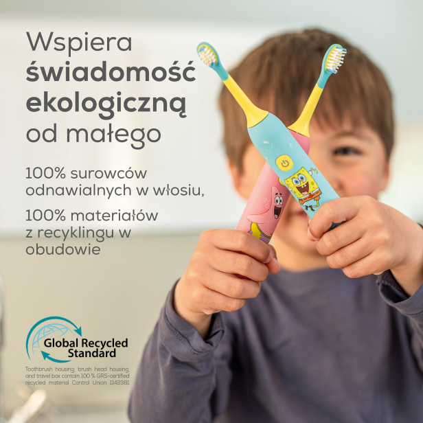 Dziecko z dwiema szczoteczkami do zębów Ekologiczne szczoteczki do zębów dla dzieci Beurer SC 11