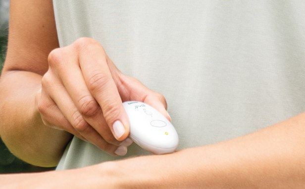 Vier elektrische Schallzahnbürsten in verschiedenen Farben mit ETM-Testmagazin-Siegel „Sehr gut“.