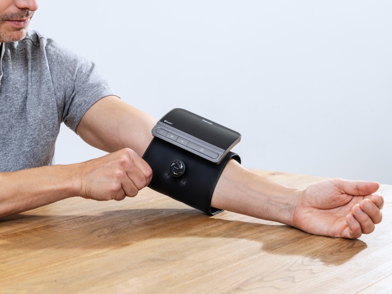 Un homme met un tensiomètre