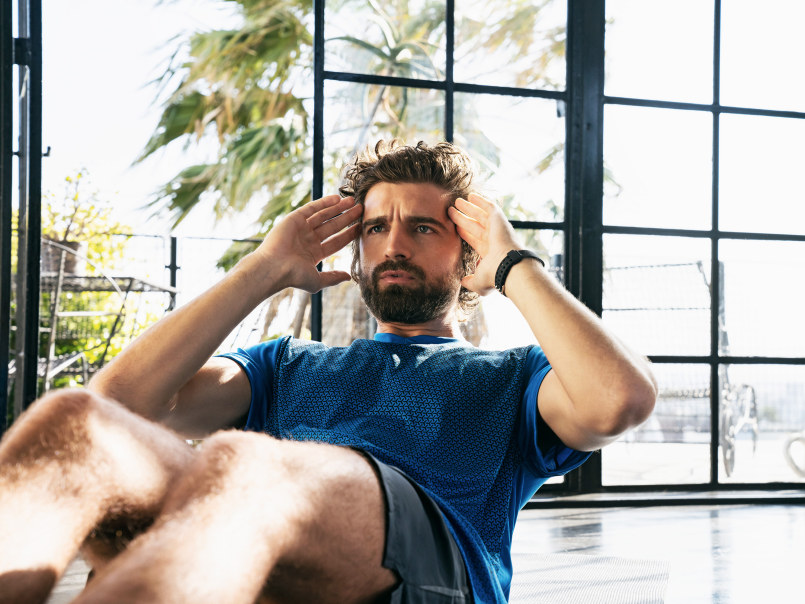 Homme qui s'entraîne