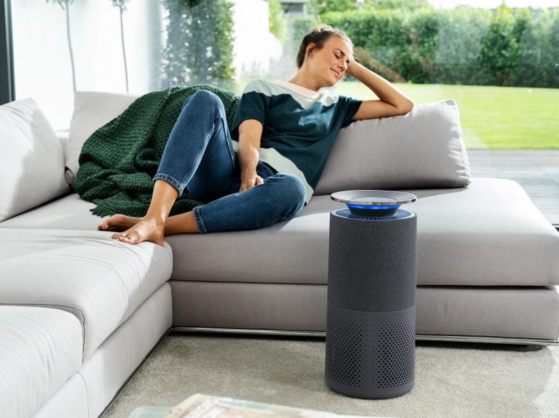 Kobieta relaksuje się przy oczyszczonym powietrzu