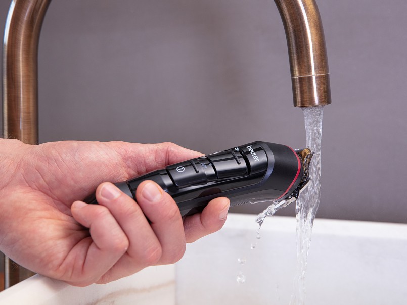 Il rasoio MN9X si pulisce dopo l'uso sotto l'acqua corrente
