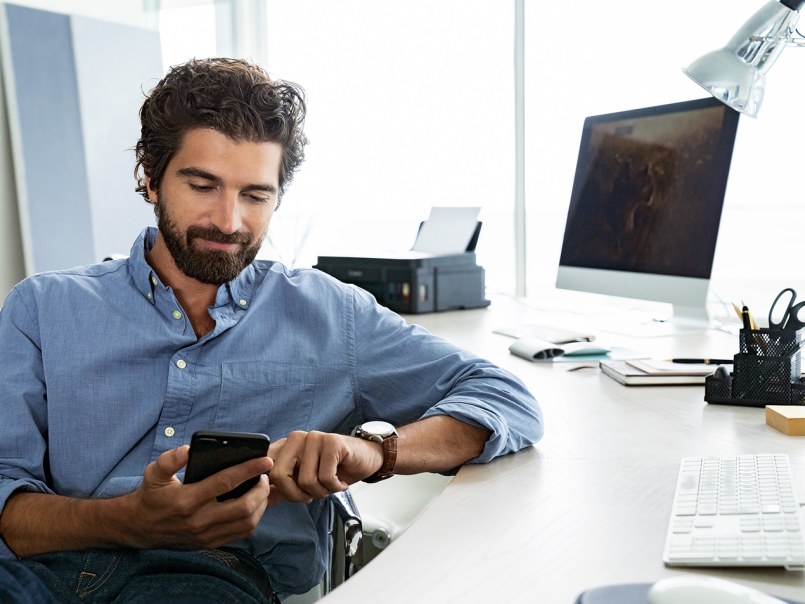Homme assis à son bureau dans son bureau à domicile