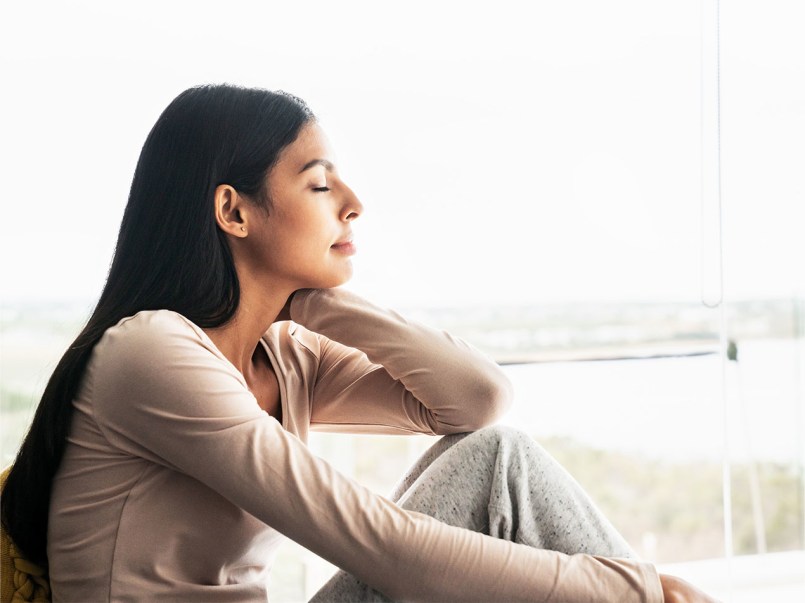 Una giovane donna respira profondamente