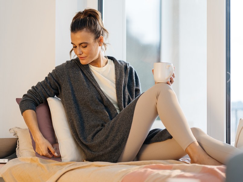 Donna usa un cuscino per massaggi sulla schiena