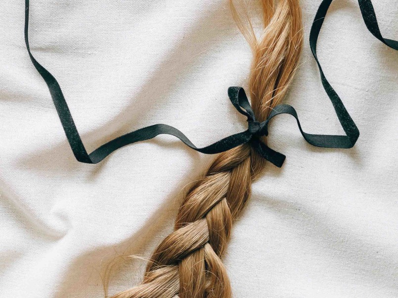 Geflochtener Haarzopf mit Schleife