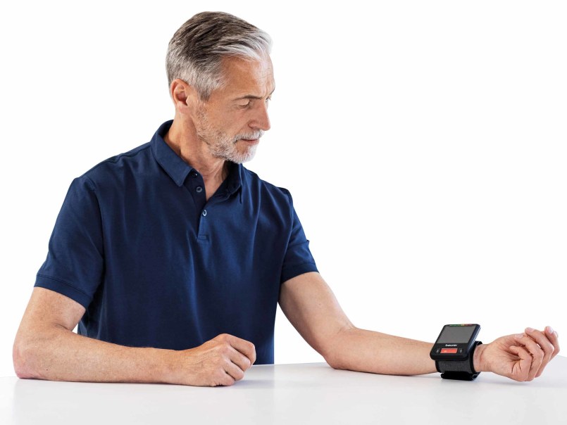 Mann misst Blutdruck mit Beurer BC 87