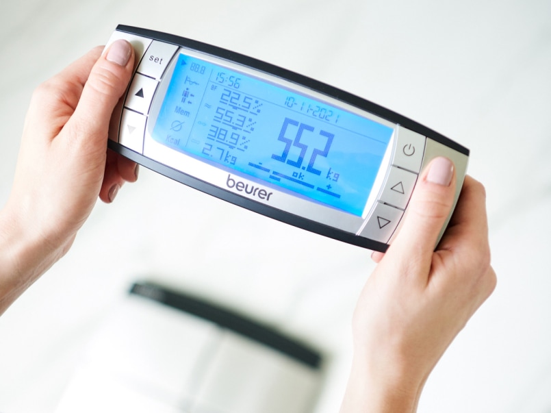 Vue d'en haut sur la partie manuelle de la balance, balance de diagnostic elle-même floue en arrière-plan