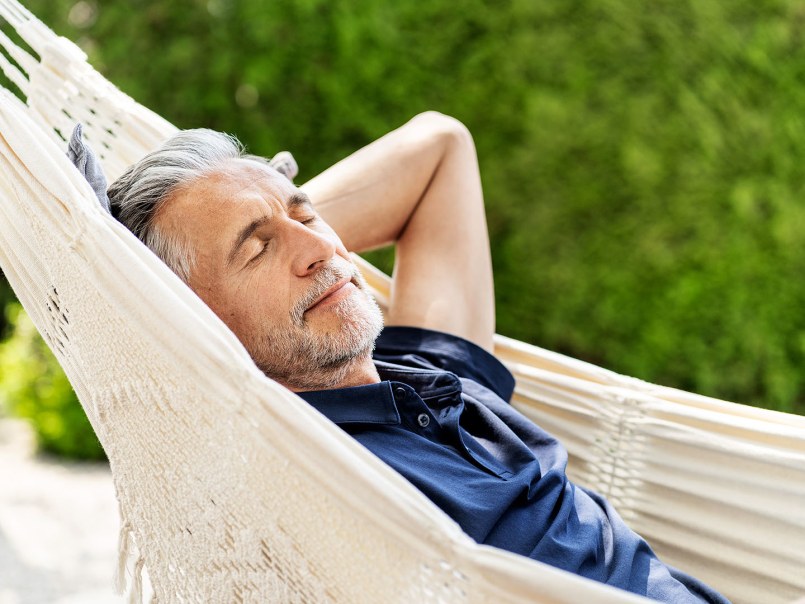 Un homme se détend dans un hamac à la campagne