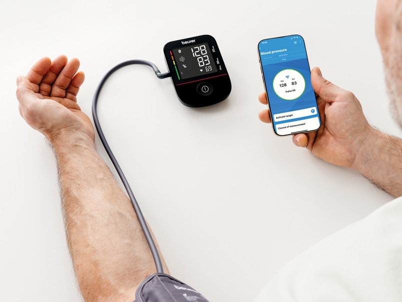 Un uomo tiene in mano uno smartphone e controlla le sue letture