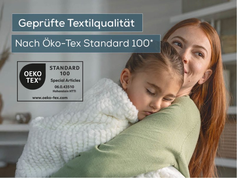 OEKO-TEX Logo, Frau mit Heizdecke auf Sofa