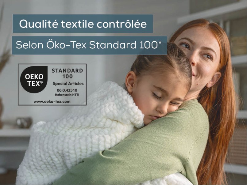 OEKO-TEX Logo, Frau mit Heizdecke auf Sofa