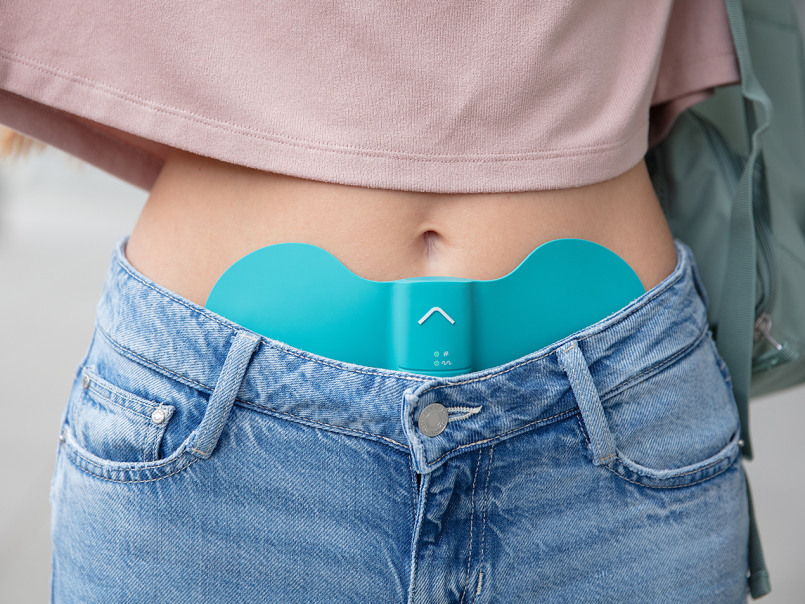 Das Beurer EM 50 diskret angebracht am Unterbauch unter der Kleidung