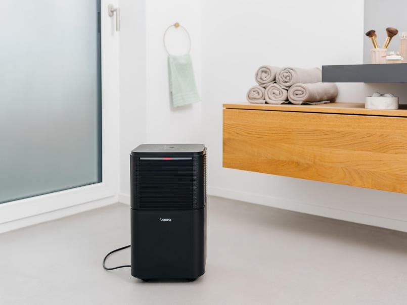 Der Luftentfreuchter steht in einem Badezimmer auf dem Boden