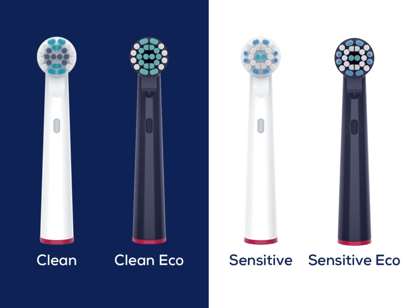 Die 4 kompatiblen Aufsteckbürsten Clean, Clean Eco (beide vor blauem Hintergrund), Sensitive, Sensitive Eco (vor weißem Hintergrund) nebeneinander