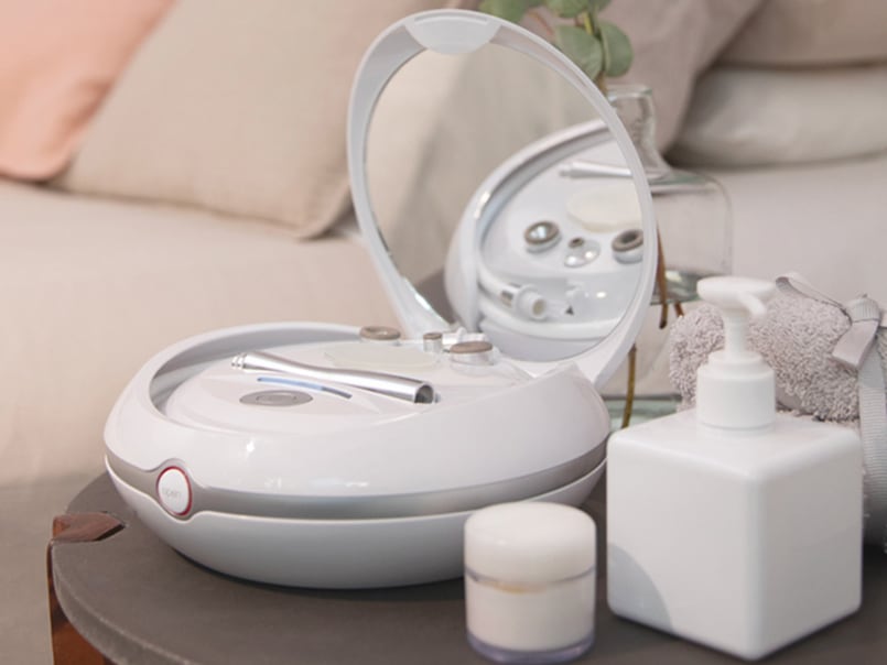 Beurer FC 100 steht offen auf kleinem Tisch neben Gesichtspflege-Produkten