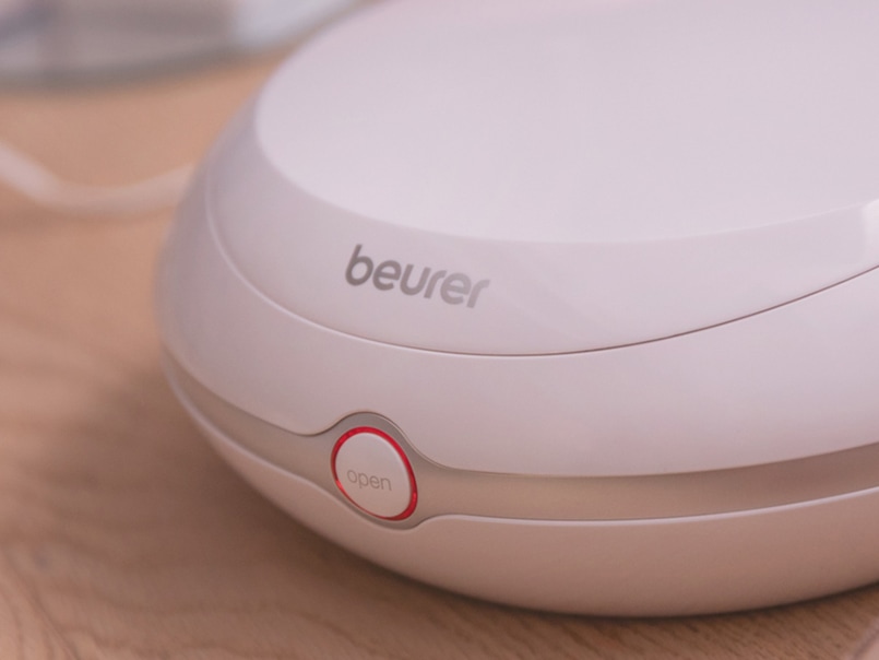 Das FC 100 geschlossen auf dem Tisch, Fokus auf den Knopf zum Öffnen der rot leuchtet