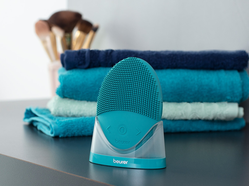 Gesichtsbürste steht im Bad